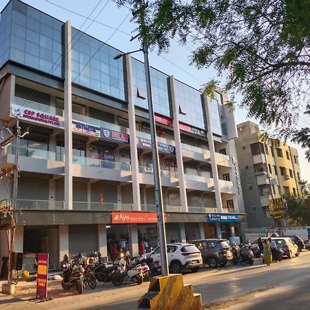 Hotel Lee Pride Anand Exterior photo