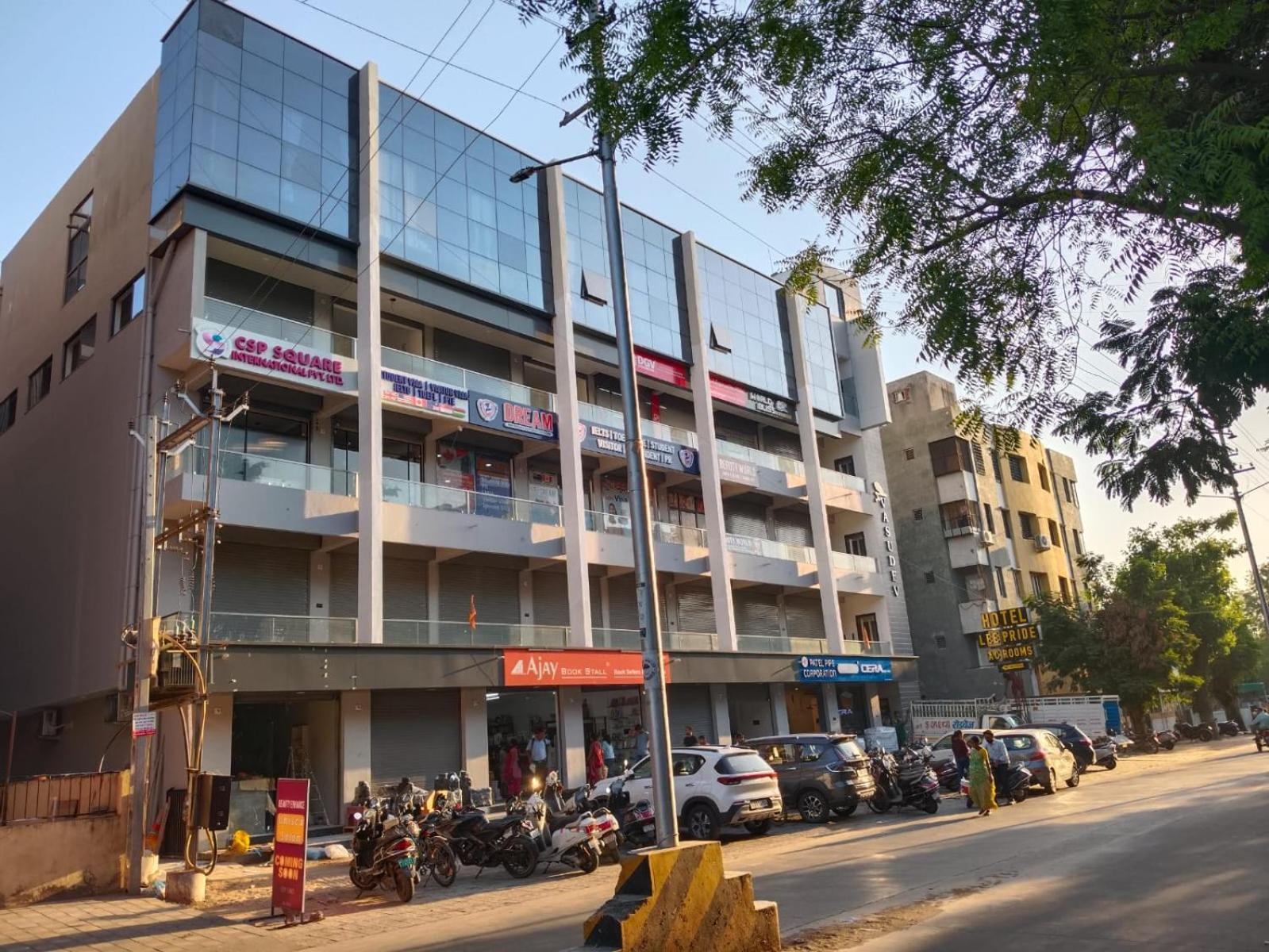 Hotel Lee Pride Anand Exterior photo